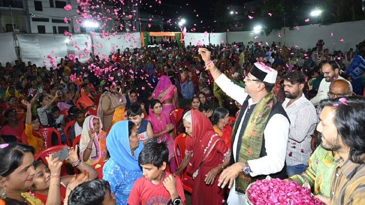 नरेला विधानसभा के होली मिलन समारोह में दिखा वृंदावन का दृश्य